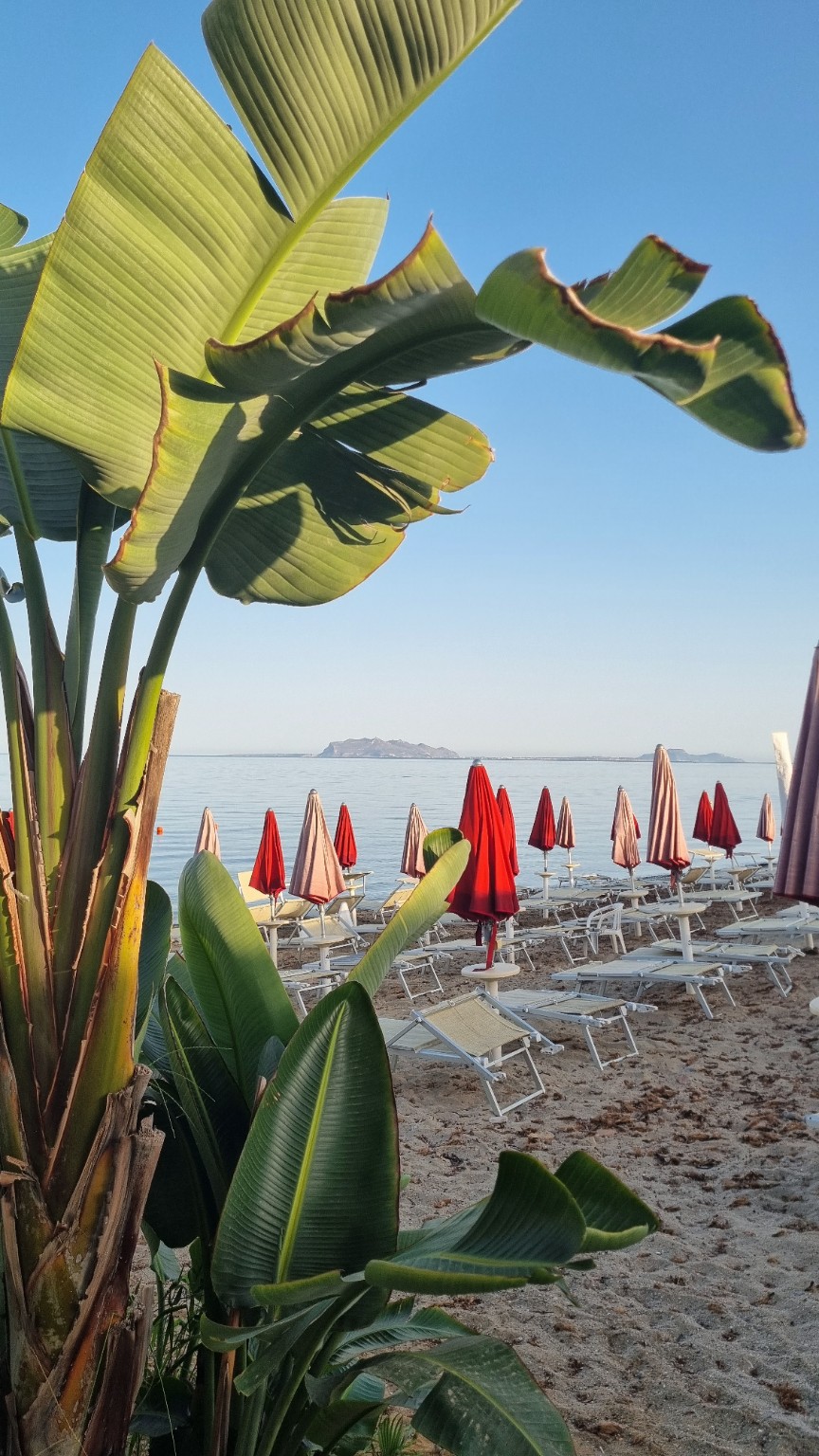 Spiaggia e mare di BOEO a Marsala con vista sulle Isole Egadi